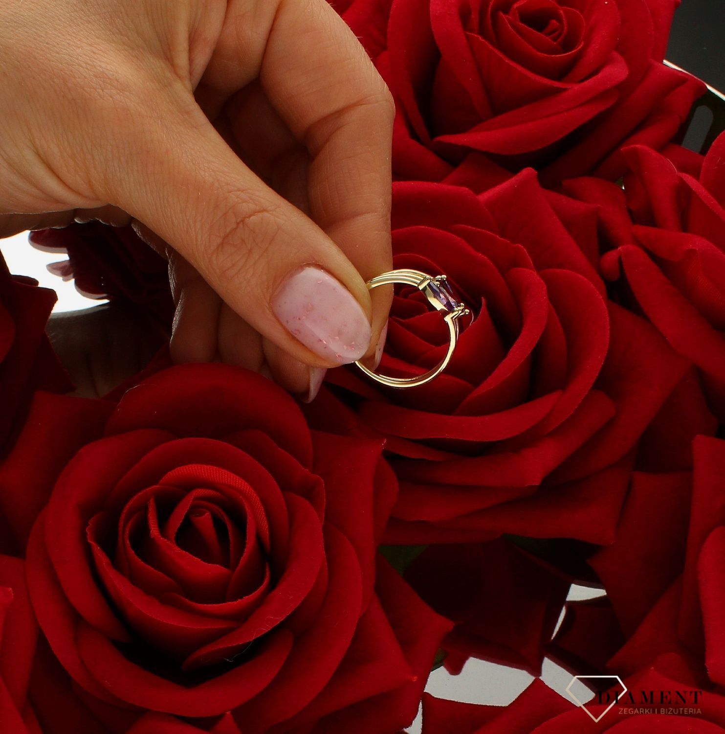 Pierścionek damski złoty spirala z fioletową cyrkonią próba 375 PI 6515 375. Złota biżuteria na prezent. Pierścionki złote na pr (2).jpg